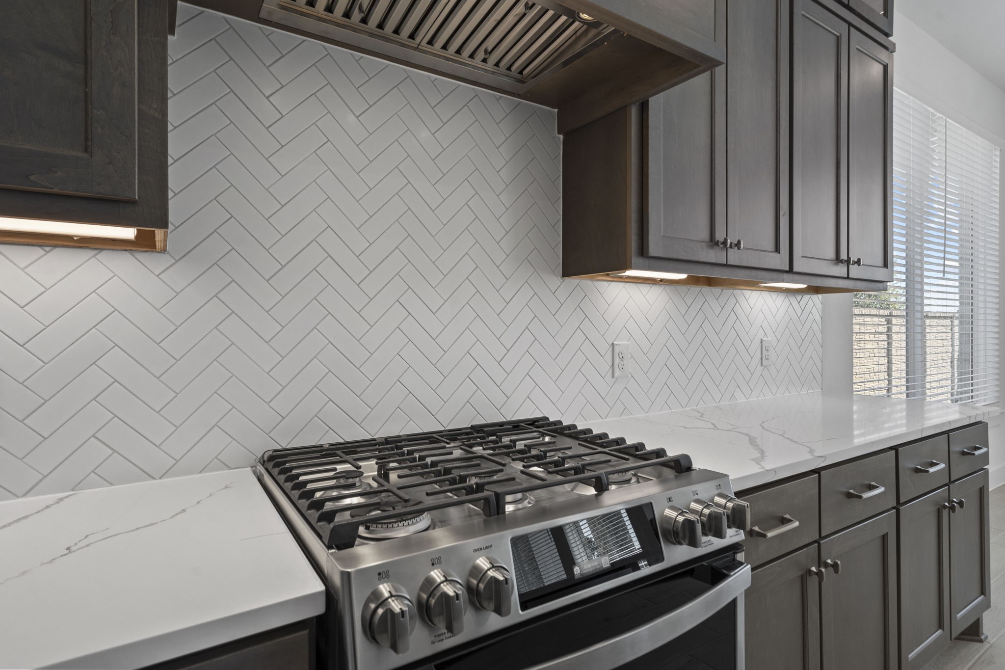 9103 Basilica Lane Manvel, TX 77578 - Photo 6 of 50 a stove top oven sitting inside of a kitchen
