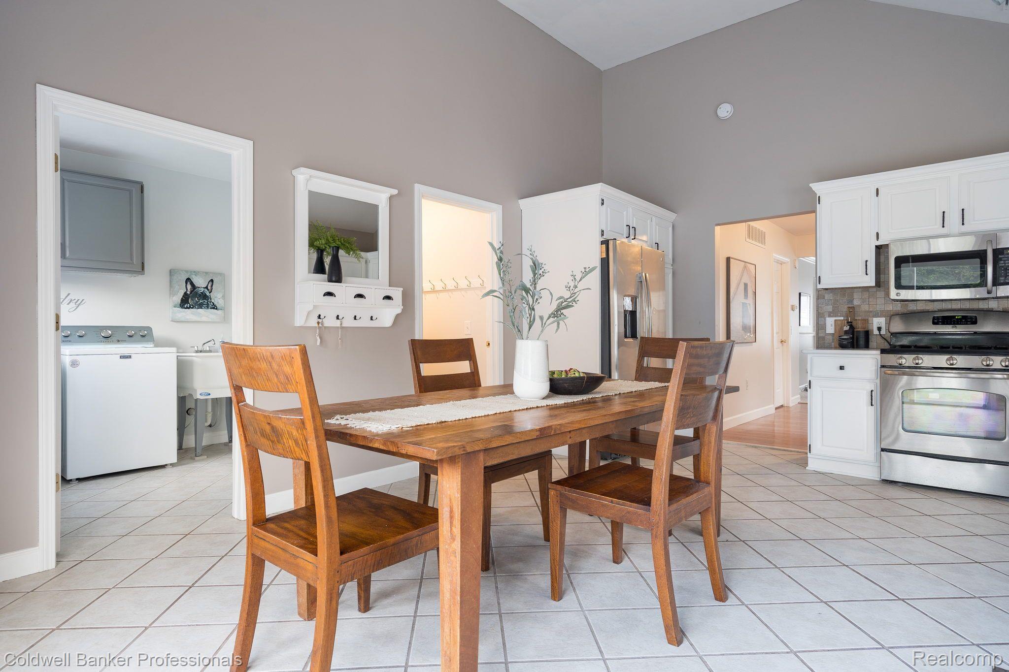 3075 Avalon Road Rochester, MI 48309 - Photo 14 of 33 Extra large kitchen!