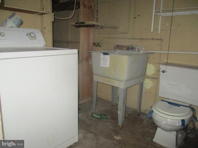122 Hampshire Road Baltimore, MD 21221 - Photo 20 of 22 a bathroom with a toilet and a sink