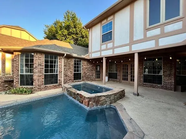 a view of a house with backyard and porch