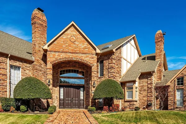 a view of front a house with a yard