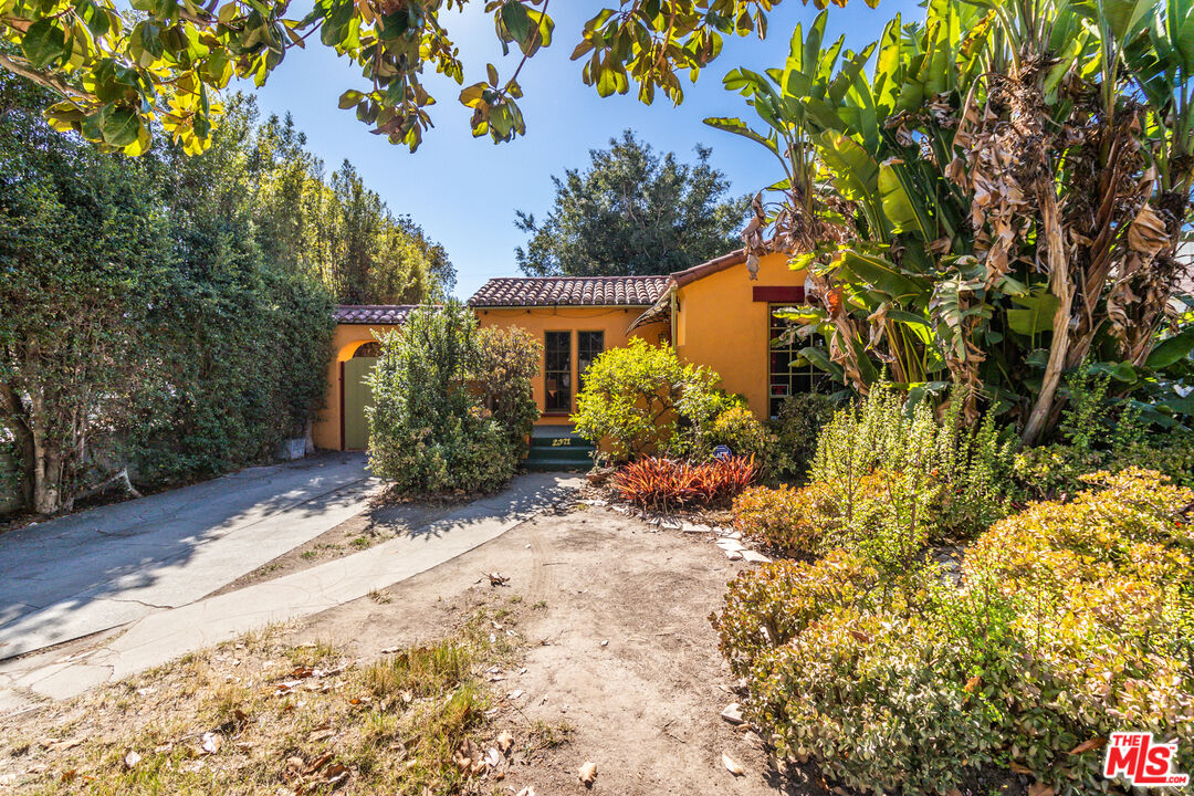 2371 Midvale Avenue Los Angeles, CA 90064 - Photo 2 of 33 a view of a backyard