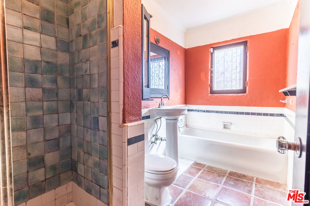 2371 Midvale Avenue Los Angeles, CA 90064 - Photo 16 of 33 a bathroom with a bathtub and toilet