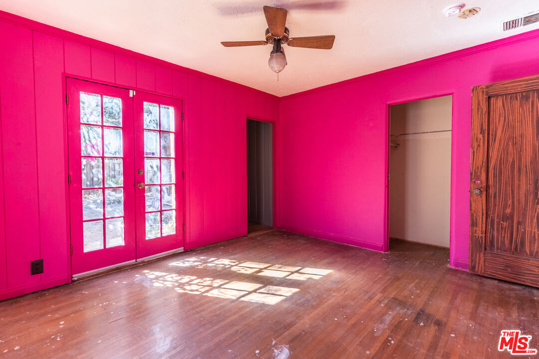 2371 Midvale Avenue Los Angeles, CA 90064 - Photo 19 of 33 a view of empty room with red walls
