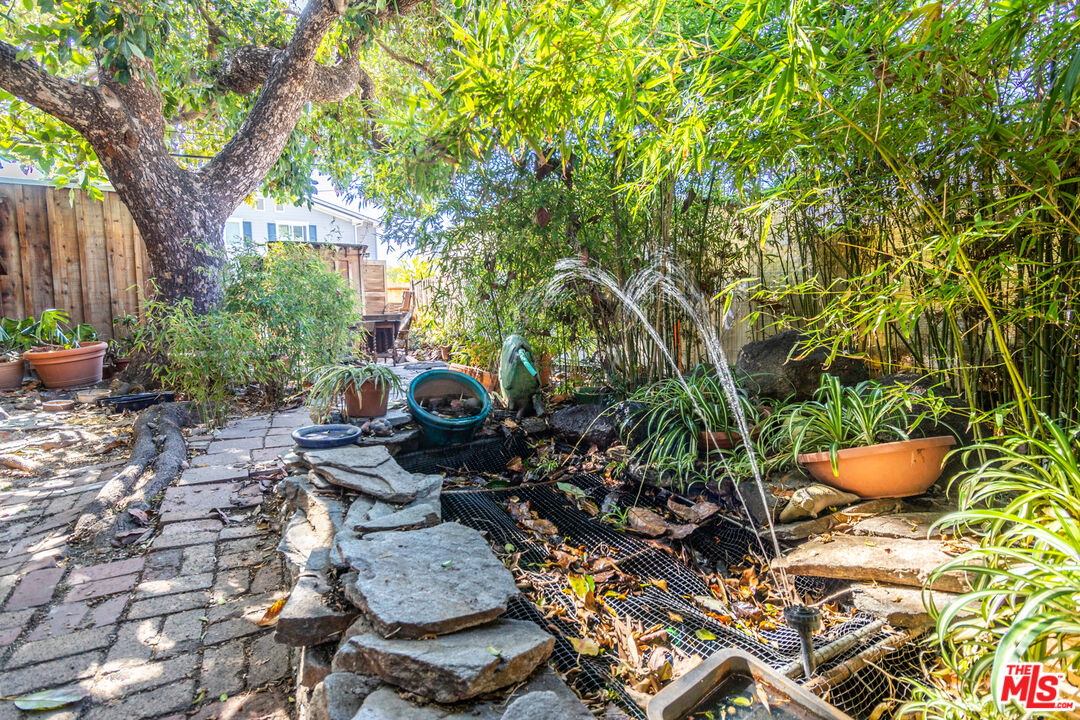 2371 Midvale Avenue Los Angeles, CA 90064 - Photo 26 of 33 a view of a patio with chairs and plants
