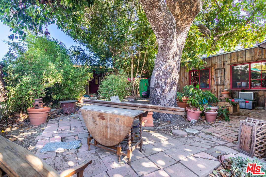 2371 Midvale Avenue Los Angeles, CA 90064 - Photo 27 of 33 a view of a backyard with sitting area
