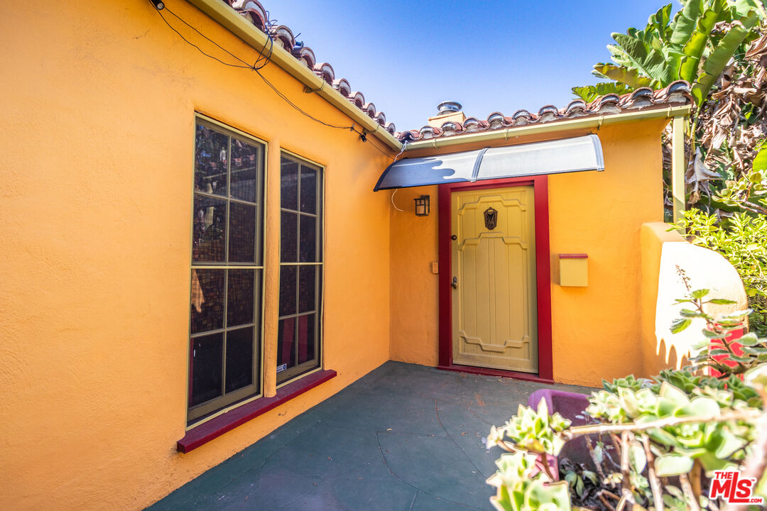 2371 Midvale Avenue Los Angeles, CA 90064 - Photo 4 of 33 a front view of a house