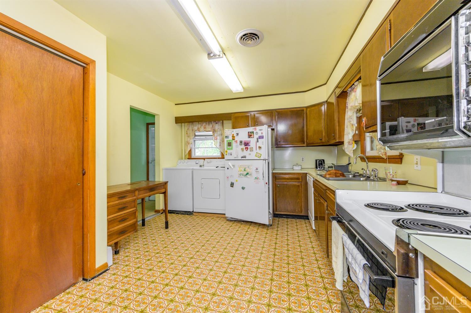 370 East Millstream Road Cream Ridge, NJ 08514 - Photo 16 of 54 a kitchen with a stove a sink and a refrigerator