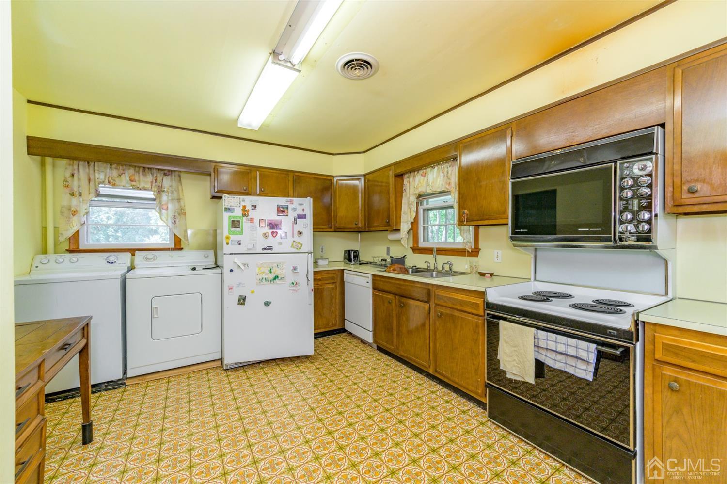 370 East Millstream Road Cream Ridge, NJ 08514 - Photo 17 of 54 a kitchen with a stove a sink and a microwave