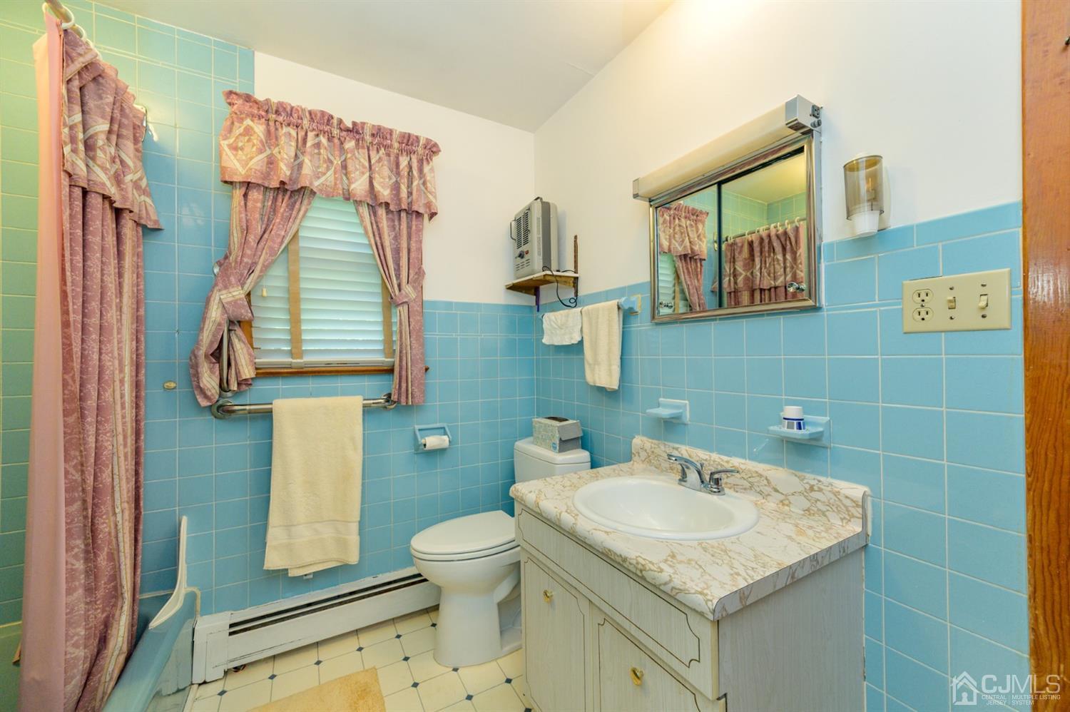 370 East Millstream Road Cream Ridge, NJ 08514 - Photo 25 of 54 a bathroom with a sink toilet and mirror