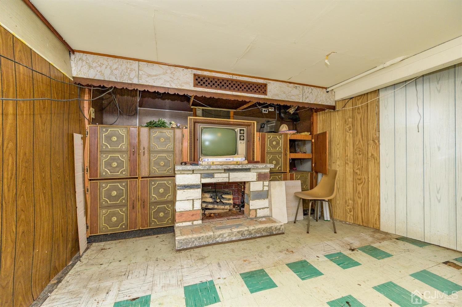 370 East Millstream Road Cream Ridge, NJ 08514 - Photo 44 of 54 a view of a door and chair in the room