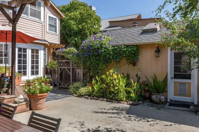 a view of outdoor space yard and porch