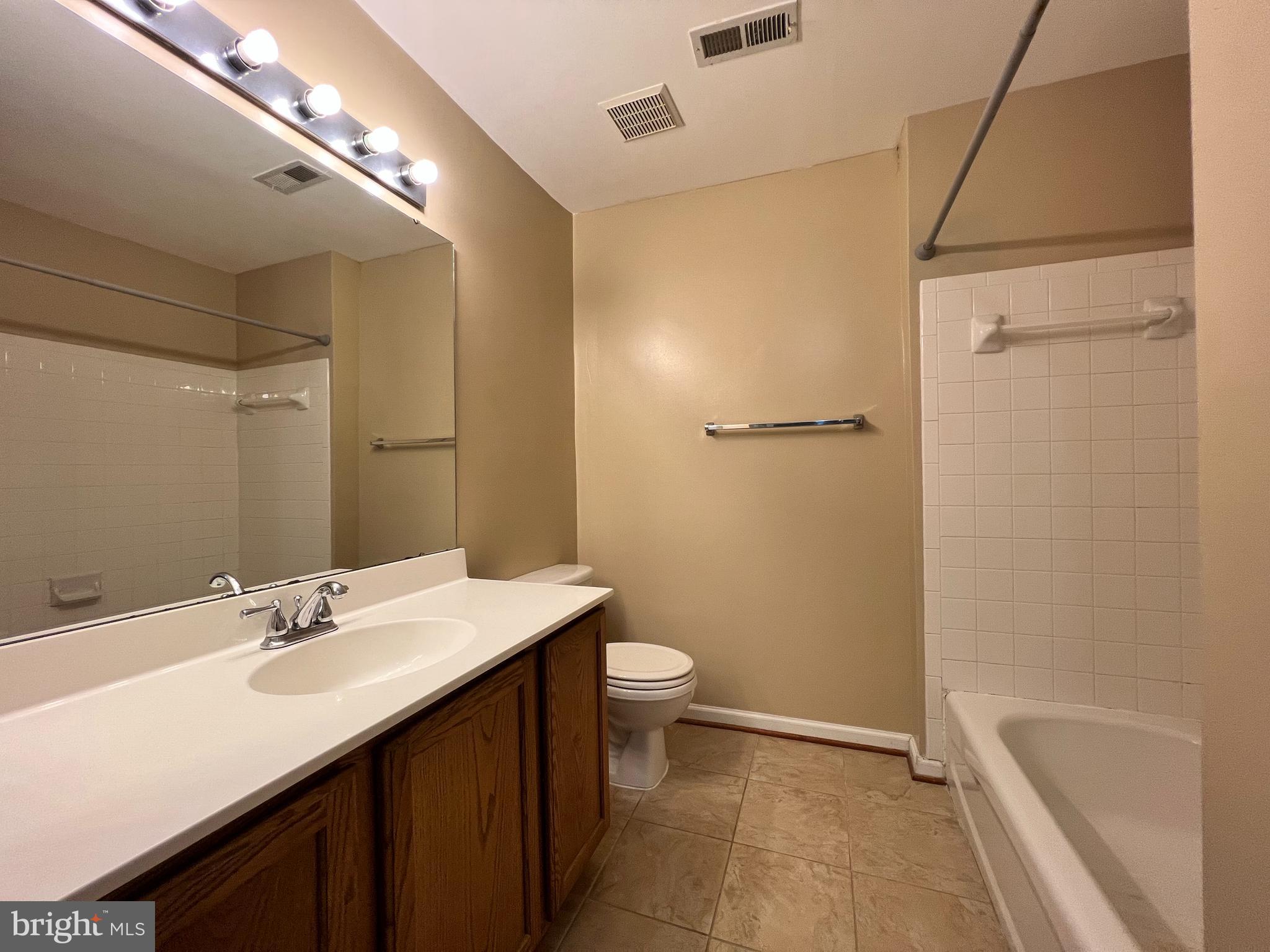 10168 Elgin Way Bristow, VA 20136 - Photo 20 of 37 Kids Bathroom