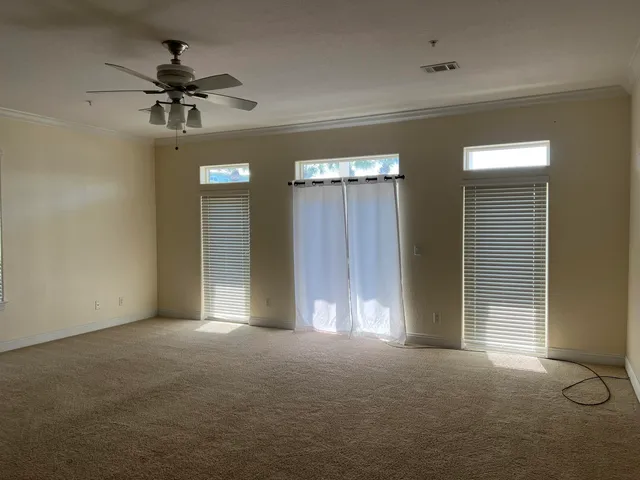 a view of empty room with a ceiling fan