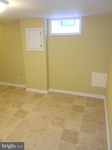661 Queensgate Road Baltimore, MD 21229 - Photo 12 of 21 Family Room