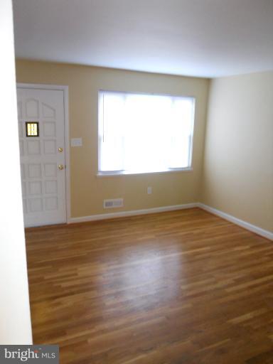 661 Queensgate Road Baltimore, MD 21229 - Photo 14 of 21 Living Room