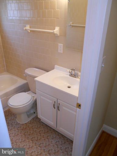 661 Queensgate Road Baltimore, MD 21229 - Photo 17 of 21 Bath