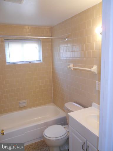 661 Queensgate Road Baltimore, MD 21229 - Photo 4 of 21 Bath