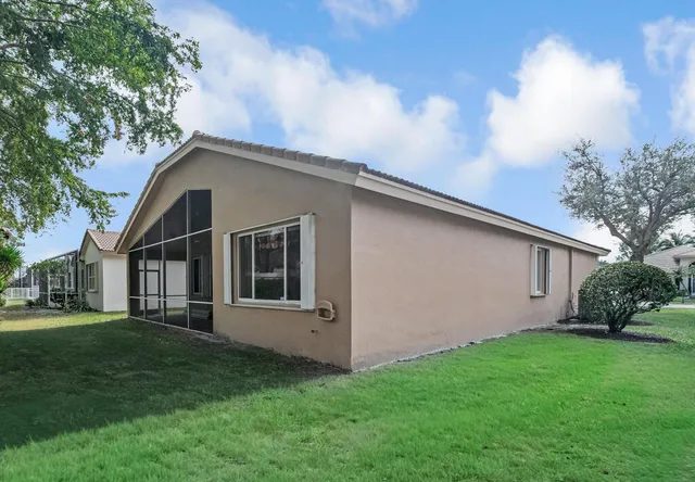a view of a house with a yard