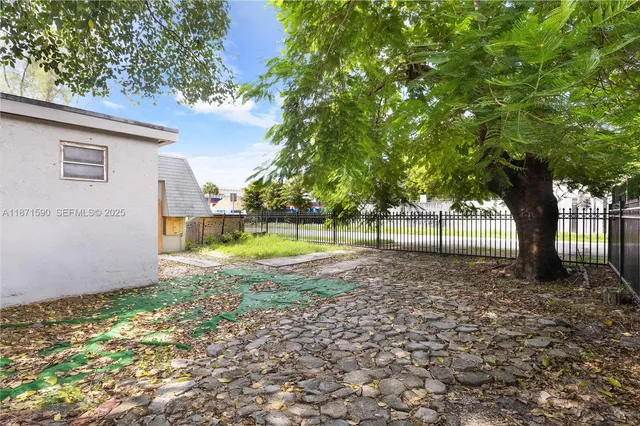 a view of a yard with a tree