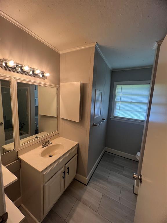 914 Huntington Lane Shreveport, LA 71106 - Photo 9 of 10 a bathroom with a tub sink and mirror