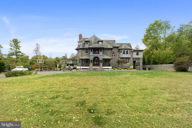a view of a house with a big yard