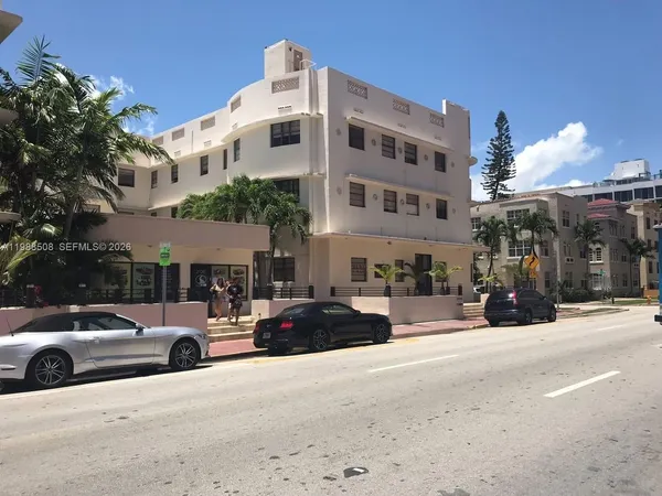 $1,900 | 2730 Collins Avenue, Unit 312, Miami Beach, FL 33140