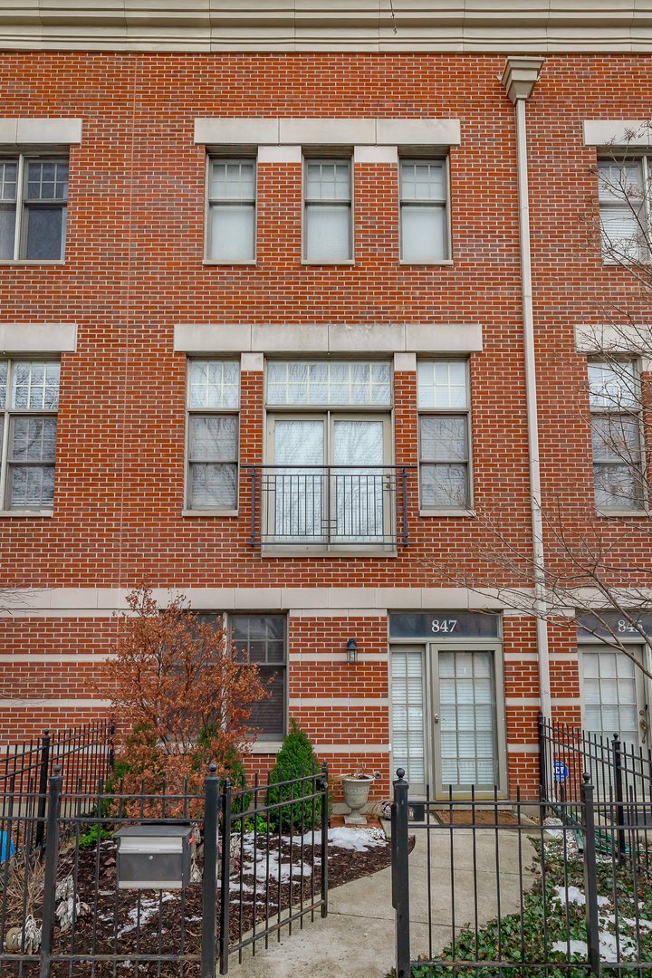 847 North May Street Chicago, IL 60642 - Photo 2 of 32 a building with balcony