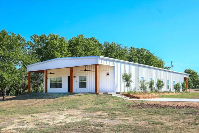 a view of a house with backyard and garden