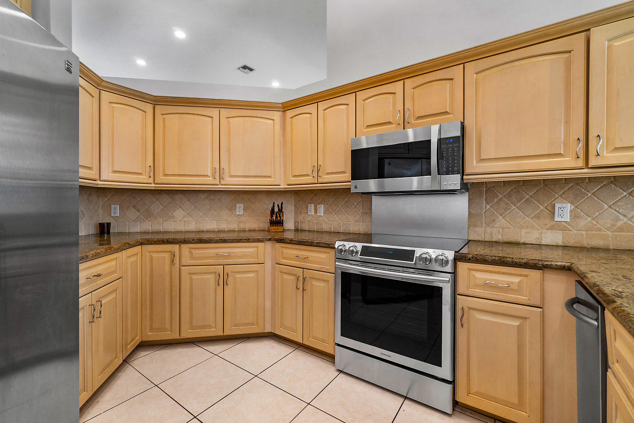 2835 Northwest 45th Street Boca Raton, FL 33434 - Photo 14 of 46 013-2835NW45thSt-BocaRaton-FL-small