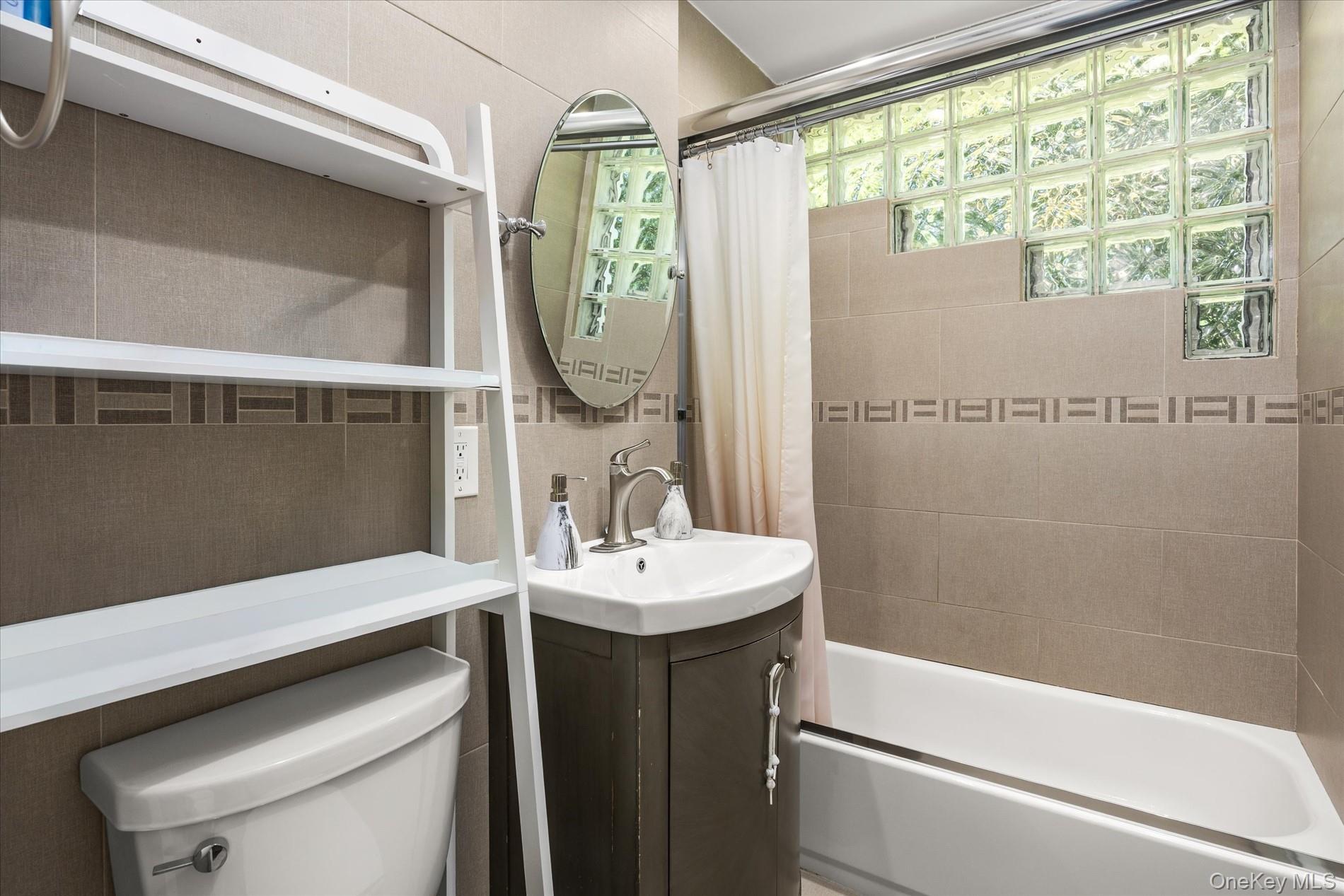 55 Warwick Road Great Neck, NY 11023 - Photo 20 of 29