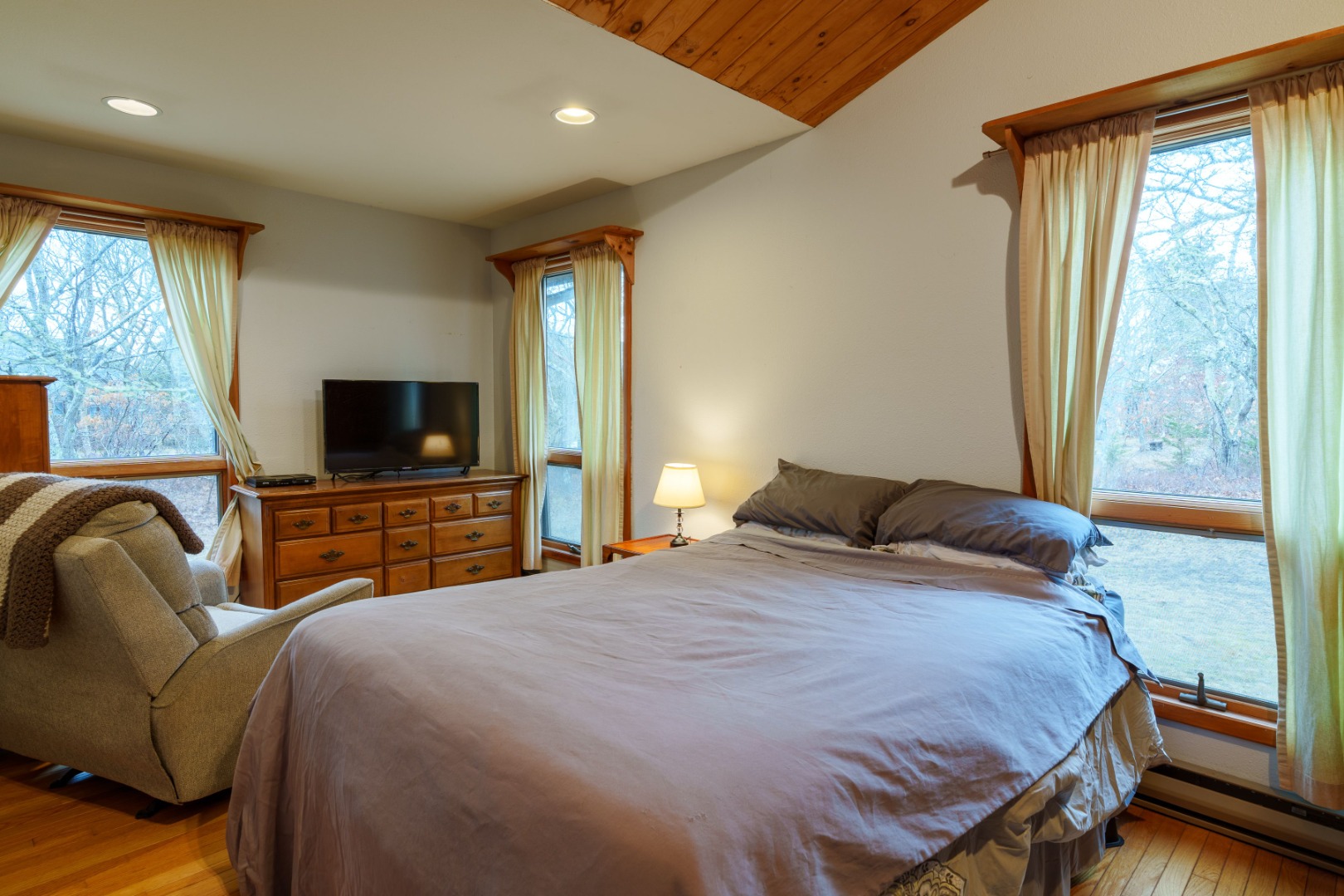 21 Llewellyn Way Edgartown, MA 02539 - Photo 18 of 34 a bedroom with a bed and a television