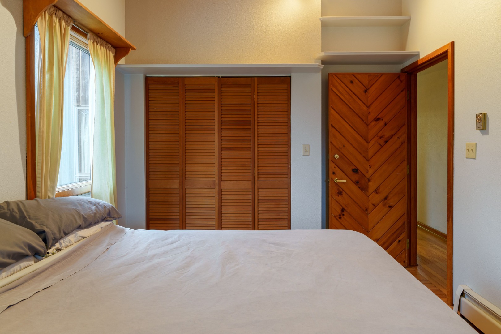 21 Llewellyn Way Edgartown, MA 02539 - Photo 20 of 34 a bedroom with a bed and a dresser