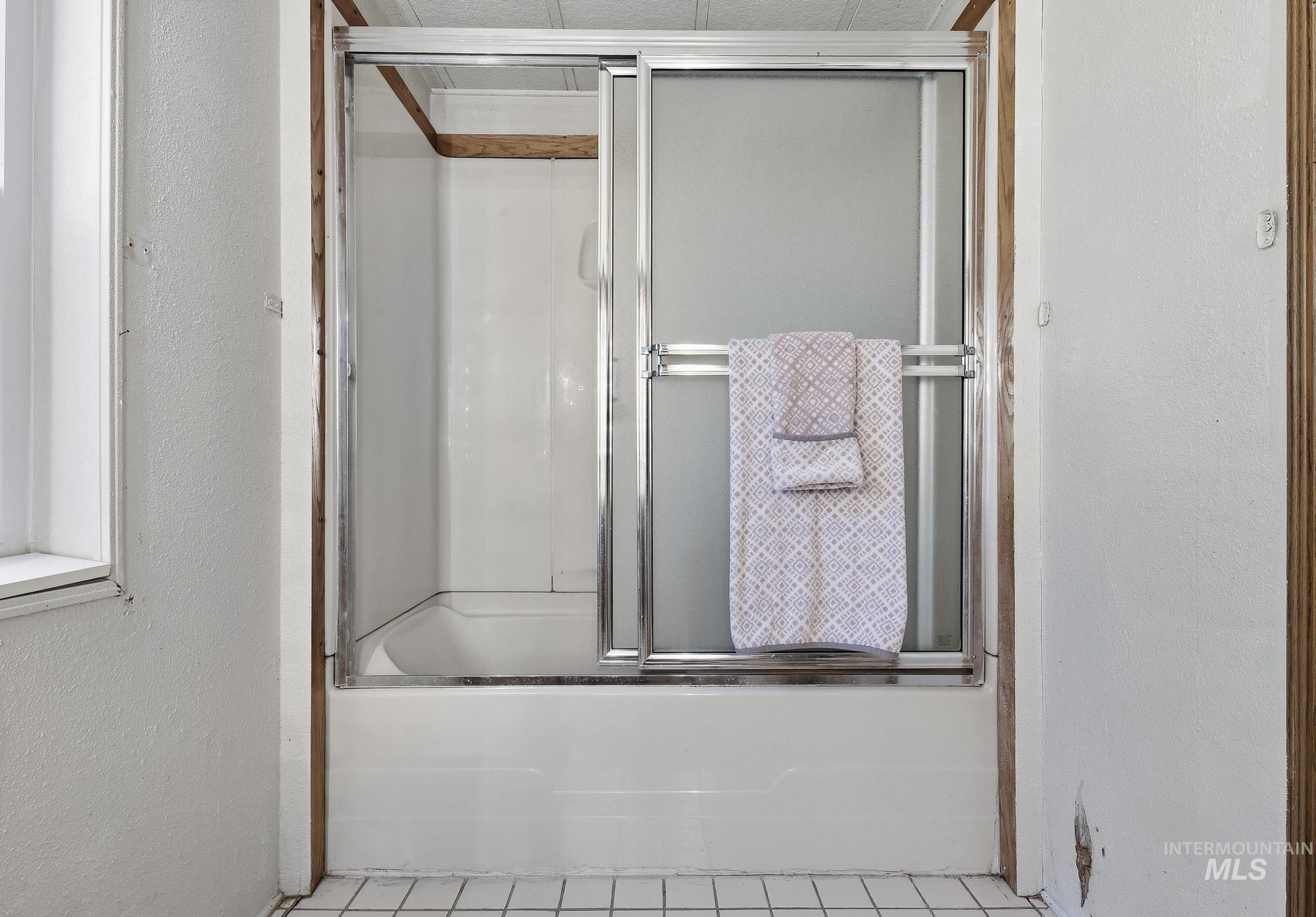 5200 Midway, Unit TRIR 20 Caldwell, ID 83607 - Photo 21 of 31 Full bathroom featuring a textured wall and enclosed tub / shower combo