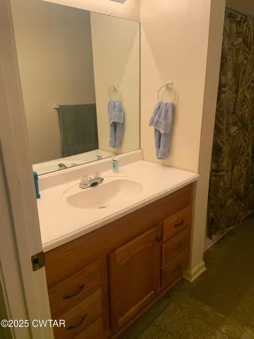 a view of a back yard