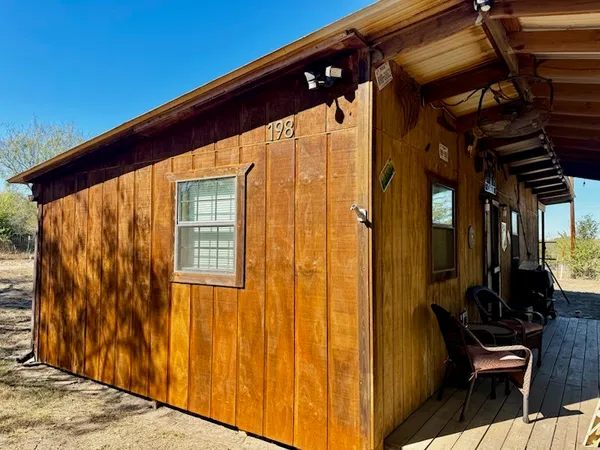 a view of a back yard