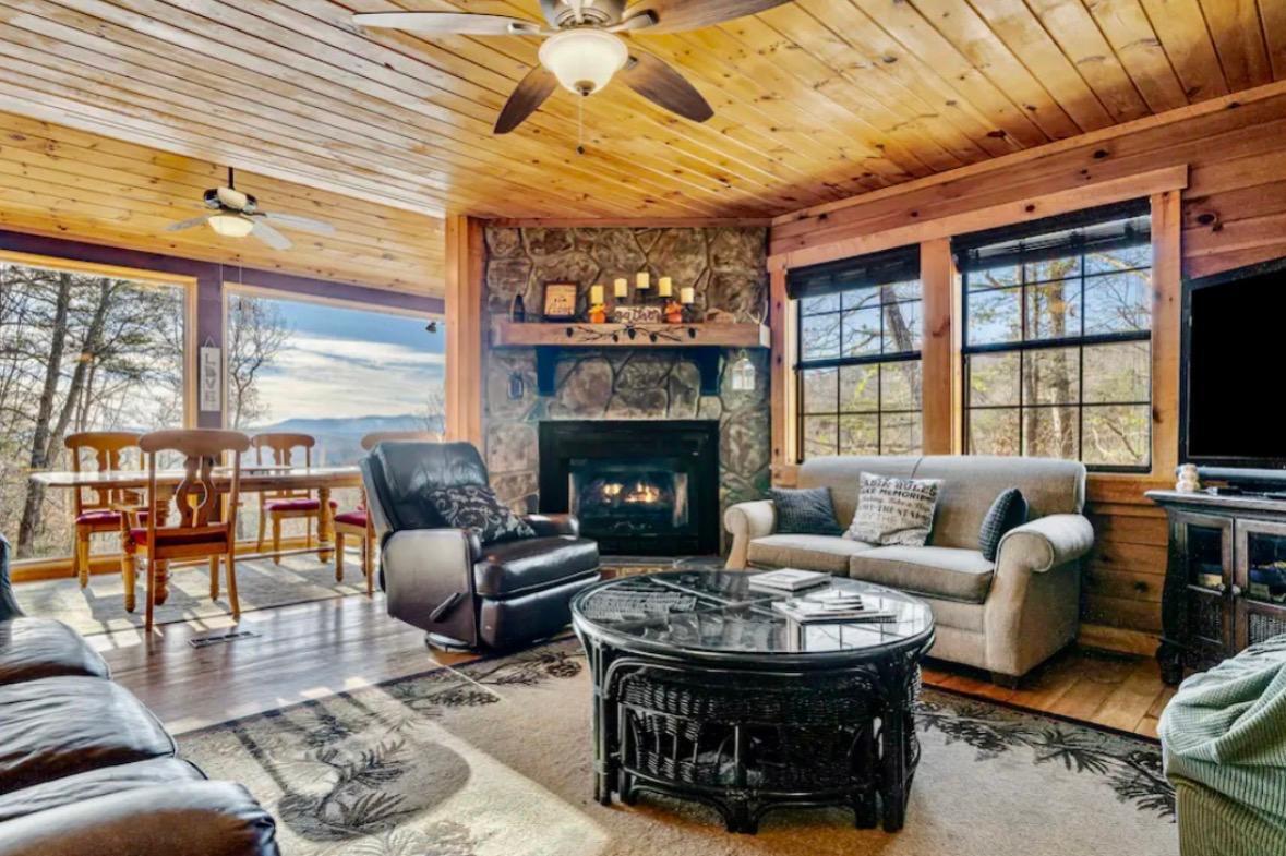 208 Wolf Trace Blue Ridge, GA 30513 - Photo 5 of 15 livingroom
