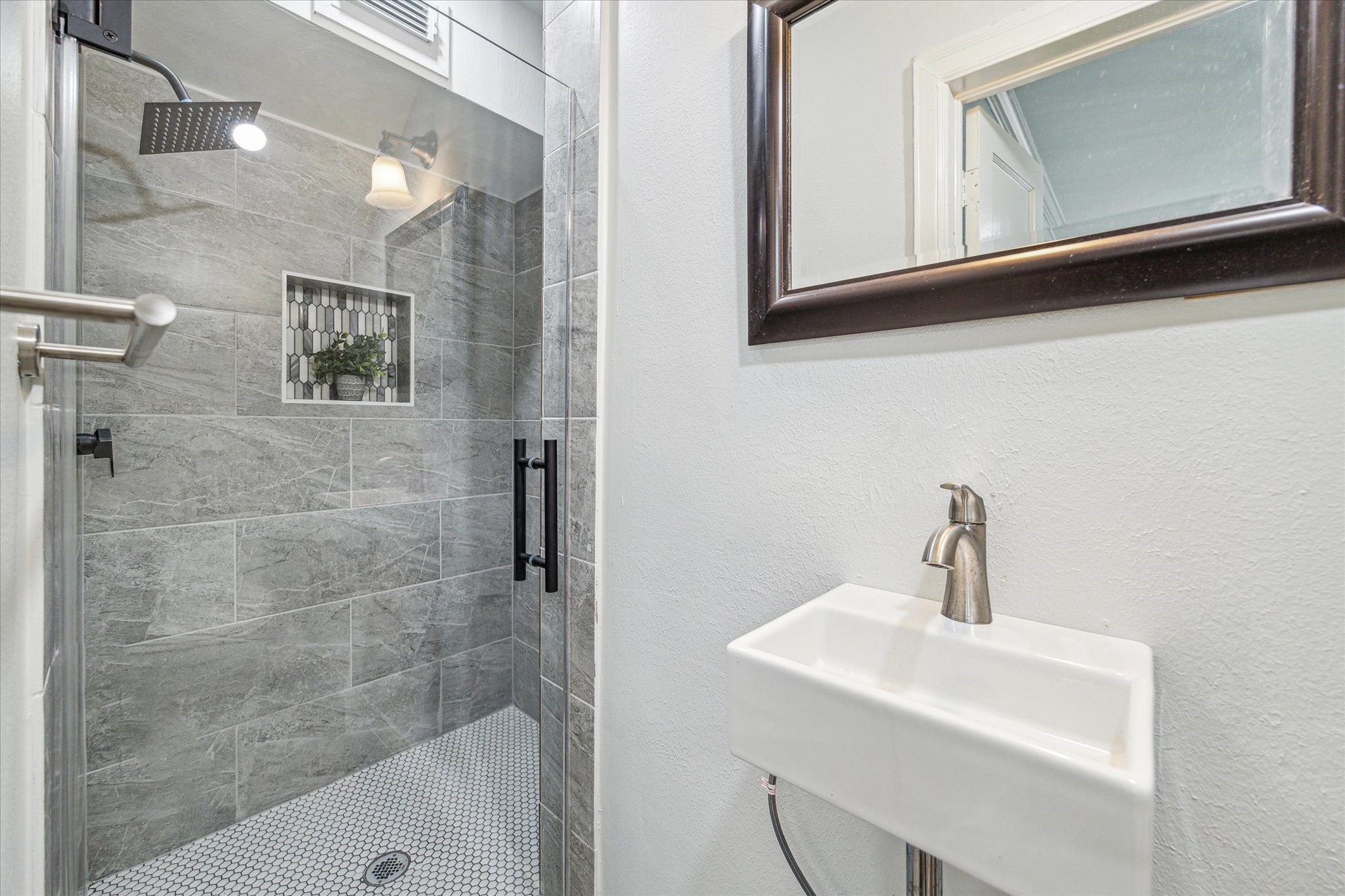 1745 Lexington Street Houston, TX 77098 - Photo 8 of 15