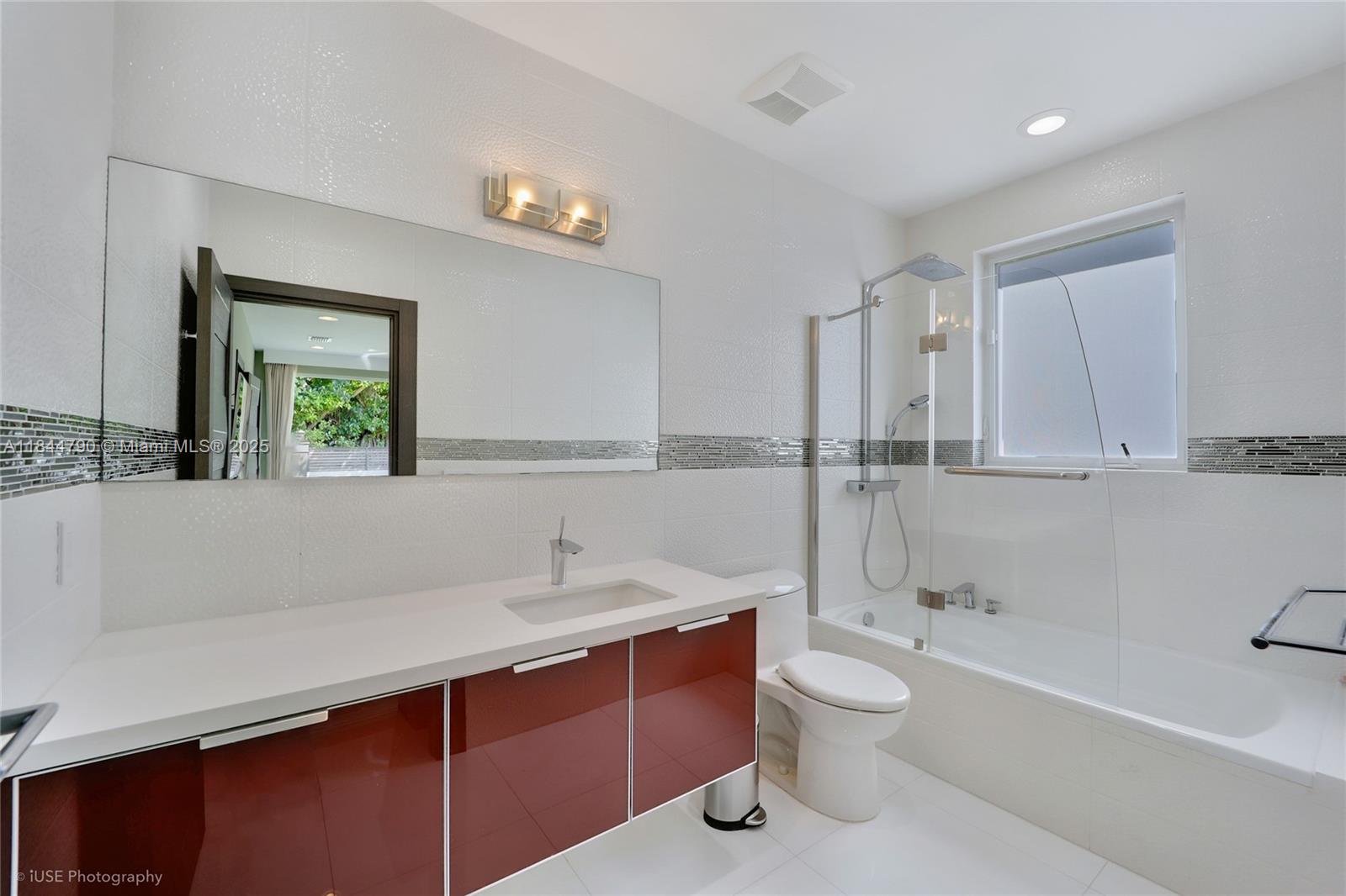 5320 Sunset Drive Miami, FL 33143 - Photo 16 of 45 a bathroom with a toilet a sink and bathtub