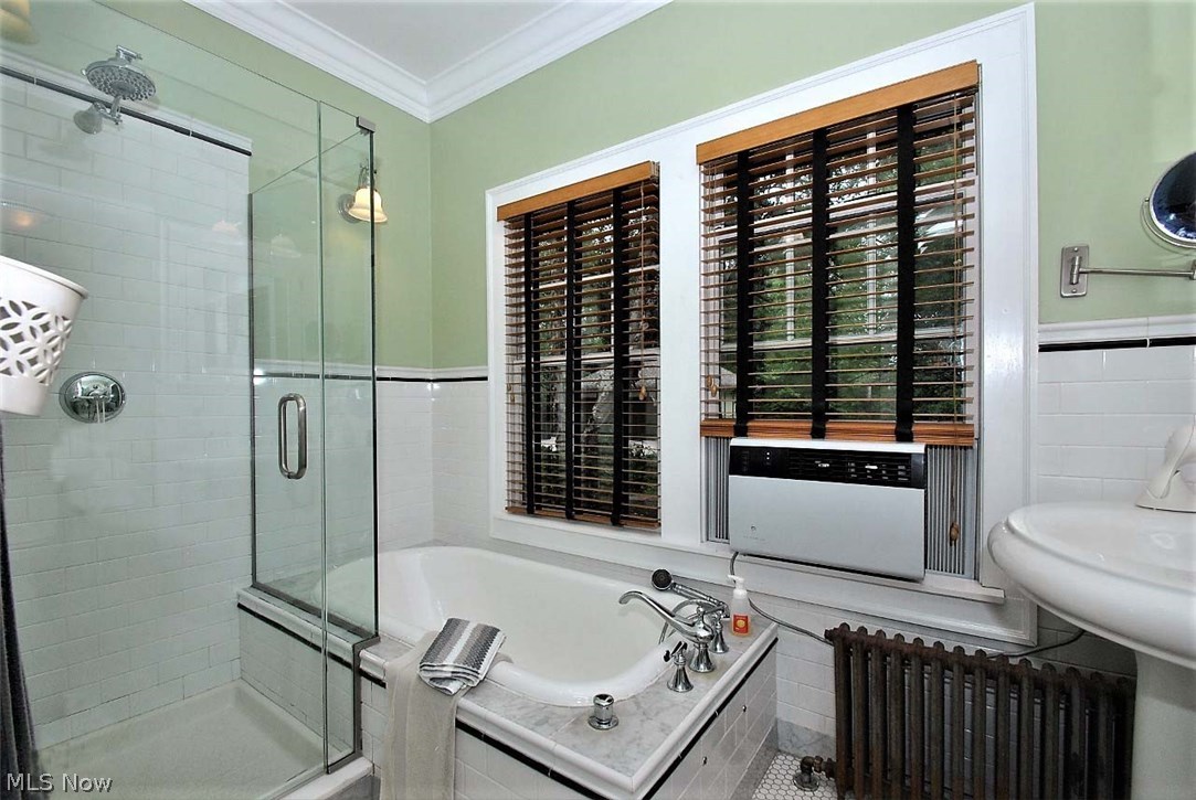 2570 Coventry Road Cleveland, OH 44120 - Photo 20 of 35 First floor master bath with soaking tub and separate glass enclosed shower.
