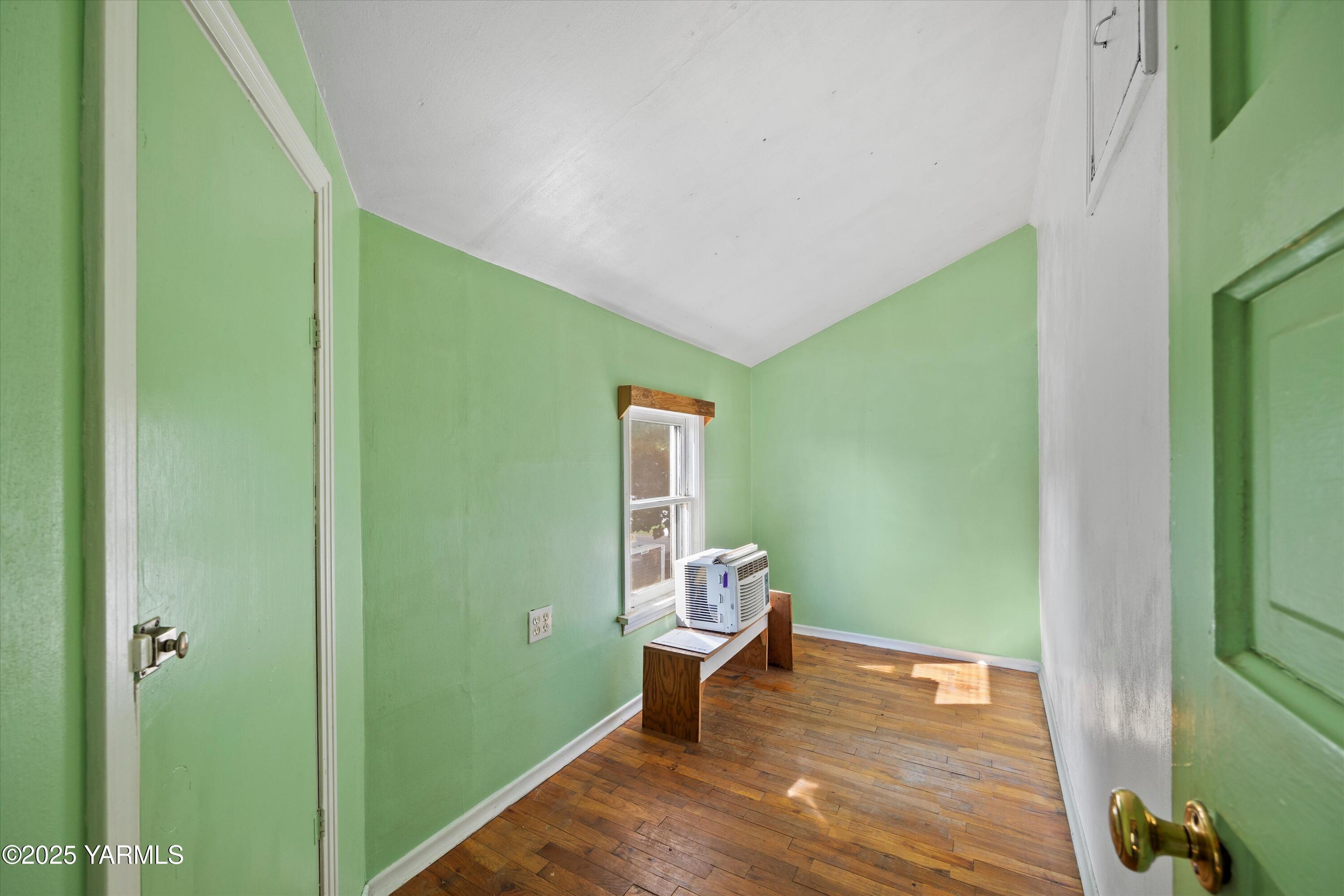 305 South 9th Street Yakima, WA 98901 - Photo 14 of 43 a living room with furniture and a window