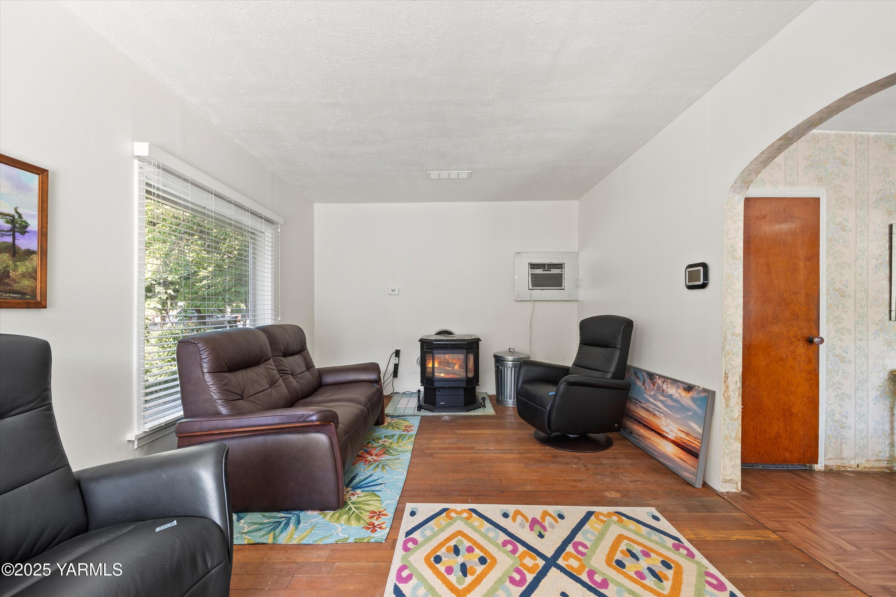 305 South 9th Street Yakima, WA 98901 - Photo 18 of 43 a living room with furniture and a window