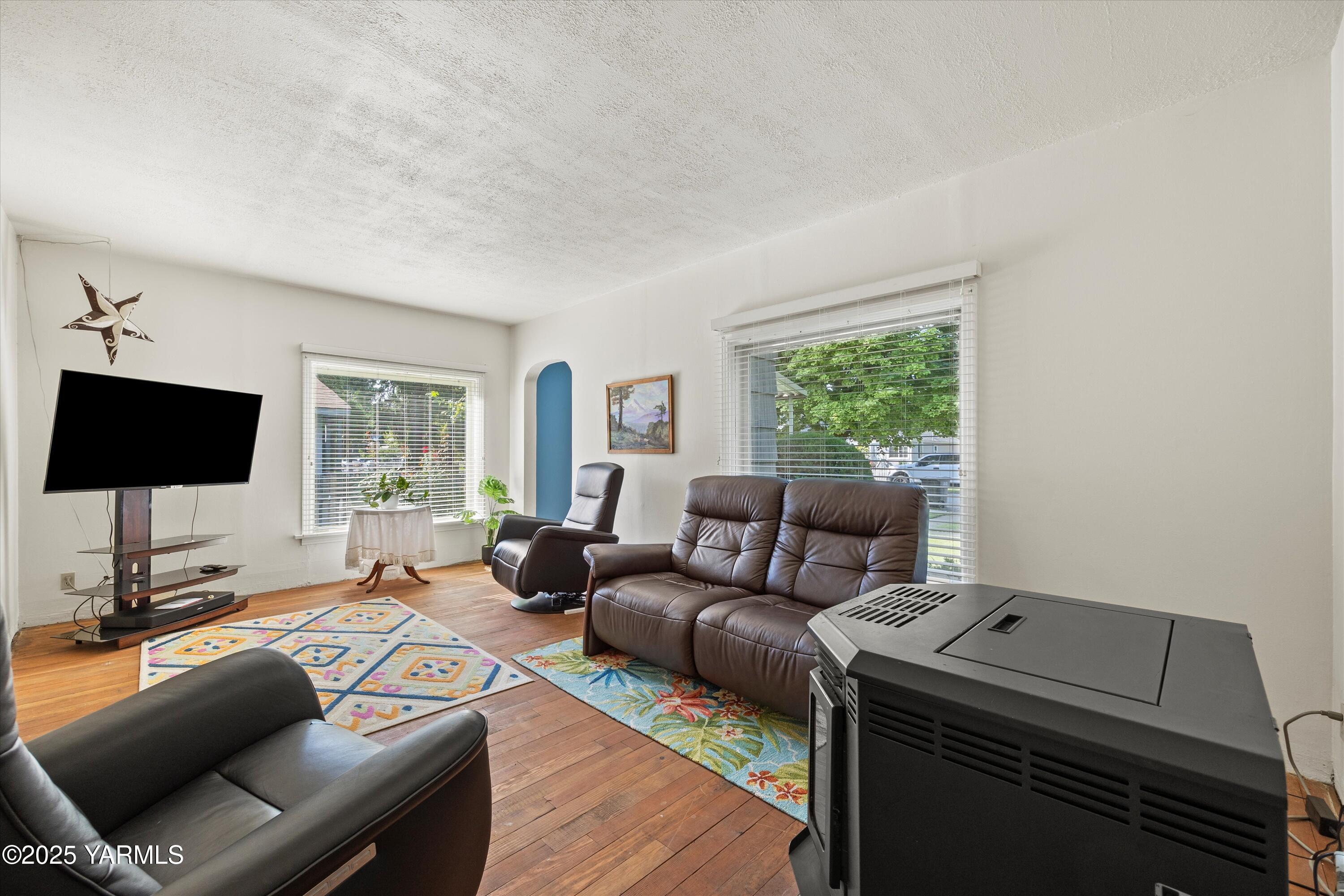 305 South 9th Street Yakima, WA 98901 - Photo 19 of 43 a living room with furniture and a flat screen tv