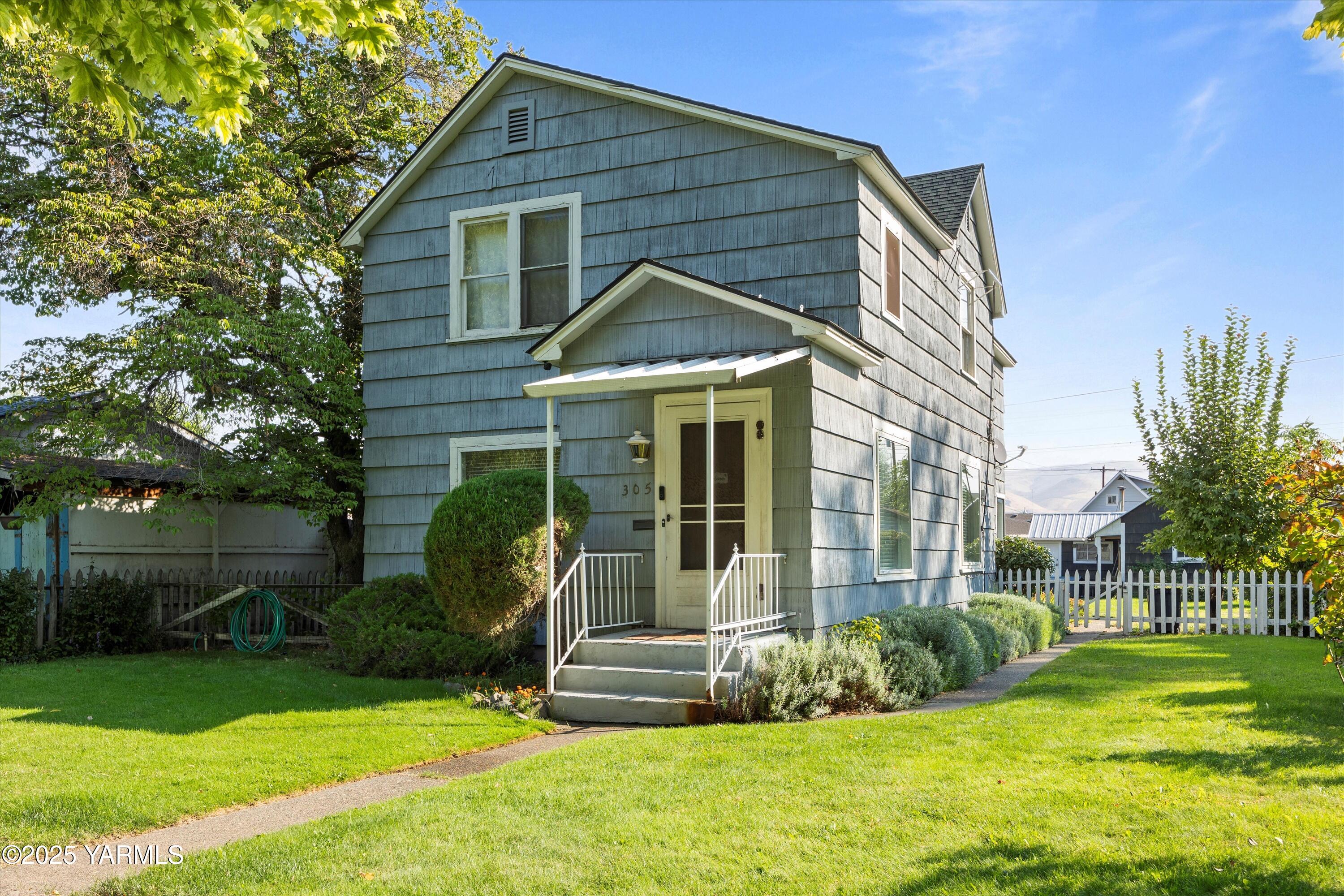 305 South 9th Street Yakima, WA 98901 - Photo 3 of 43 a view of a house with backyard