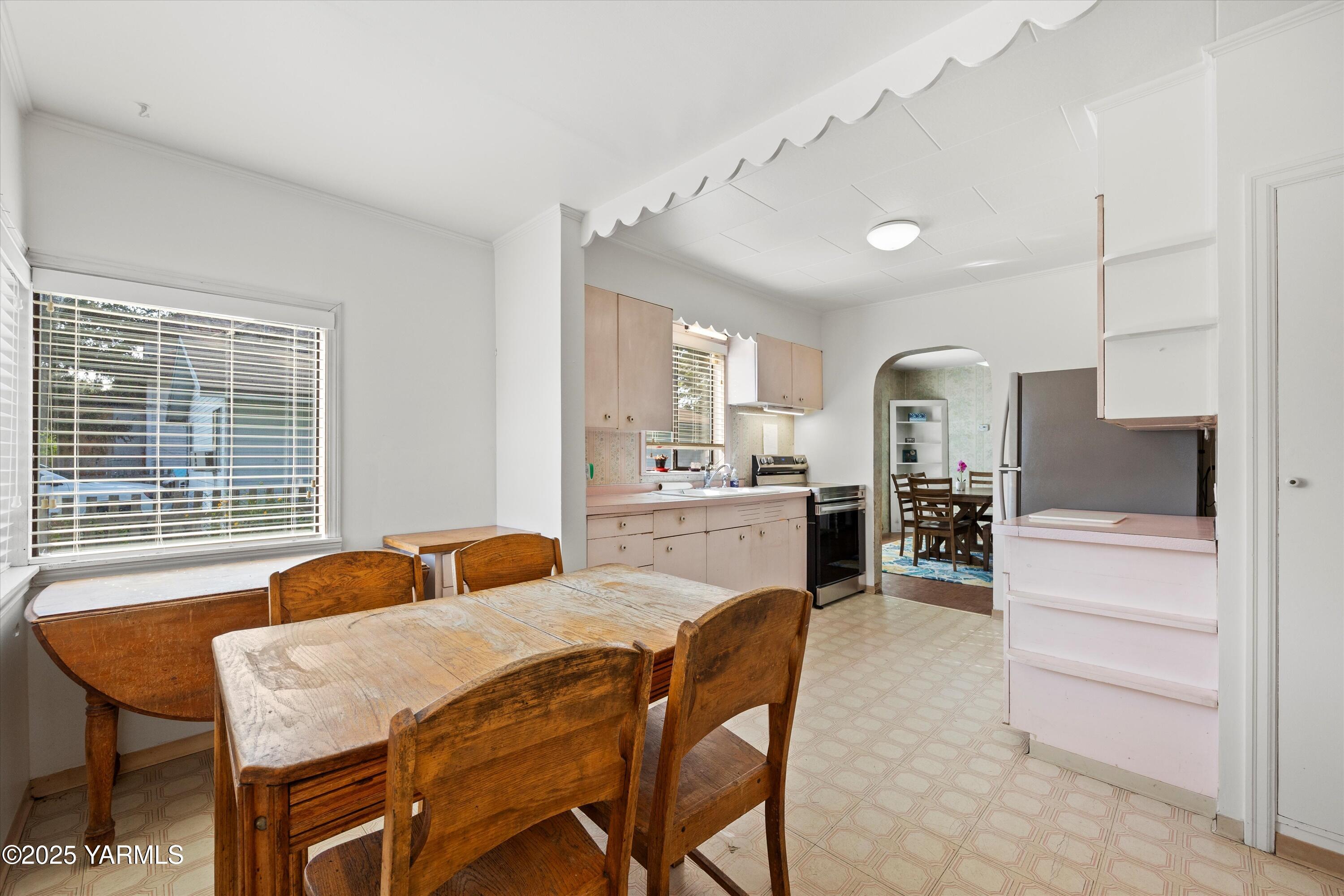 305 South 9th Street Yakima, WA 98901 - Photo 32 of 43 a dining room with furniture and window