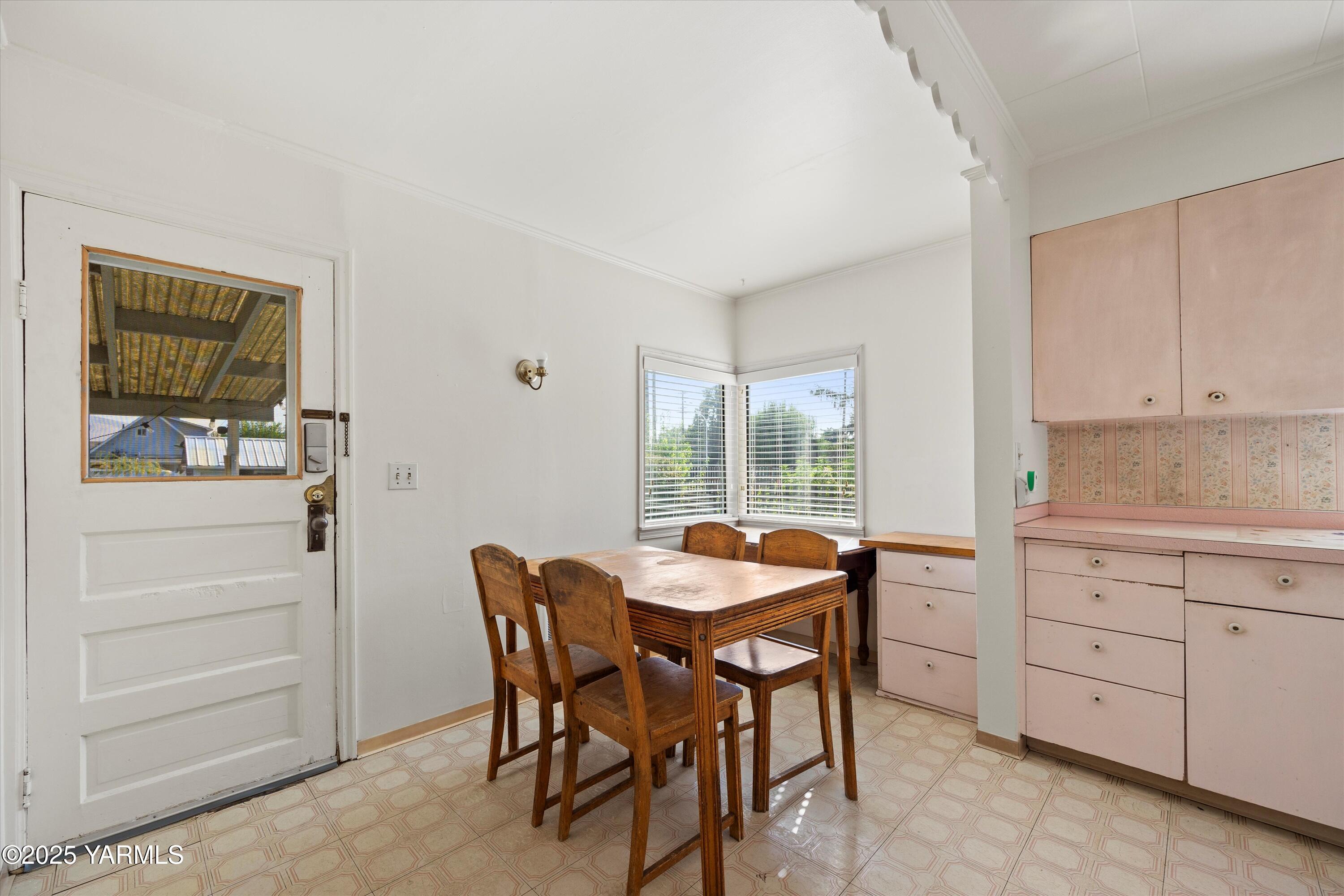 305 South 9th Street Yakima, WA 98901 - Photo 33 of 43 a dining room with furniture and window