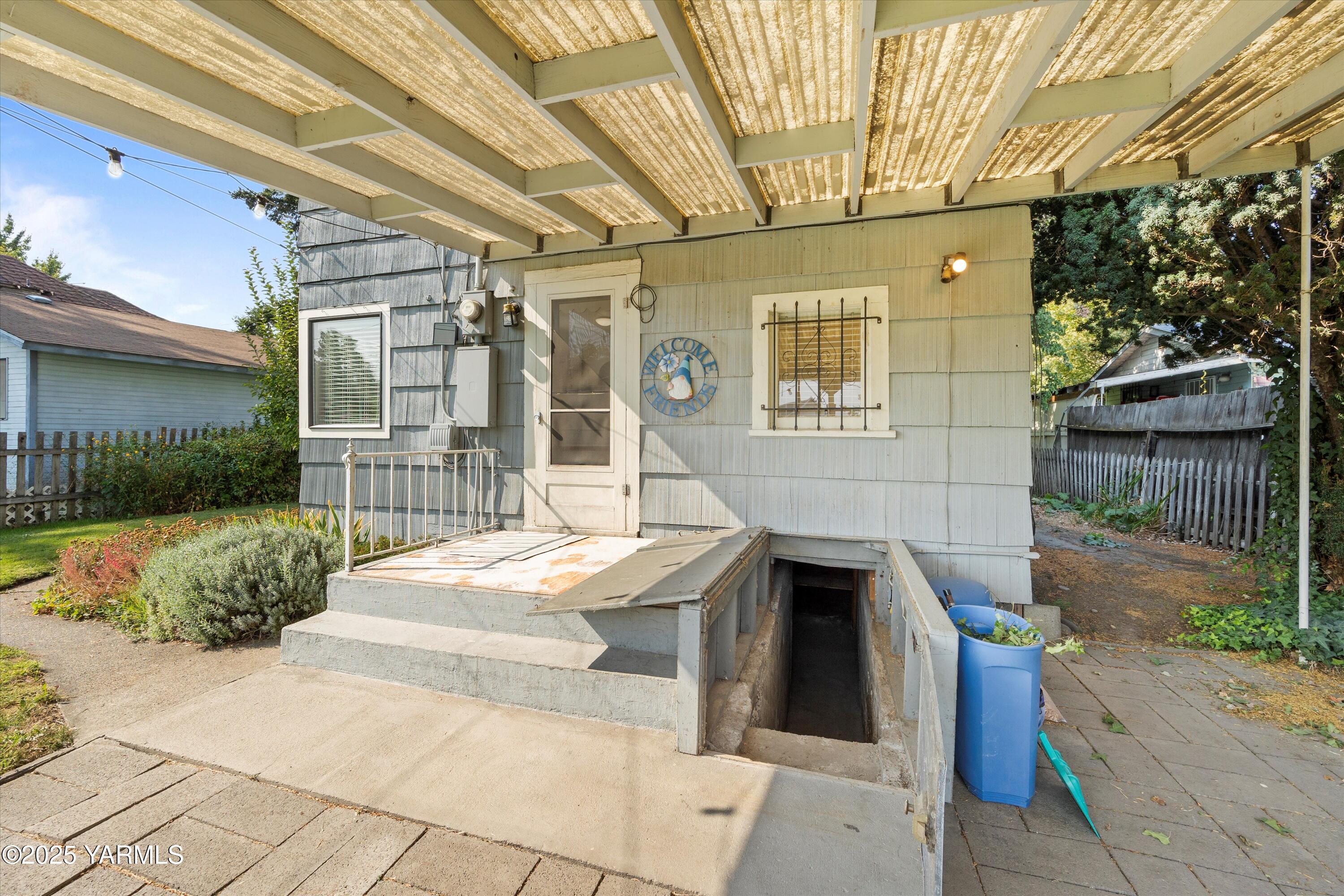 305 South 9th Street Yakima, WA 98901 - Photo 36 of 43 a front view of a house with a yard