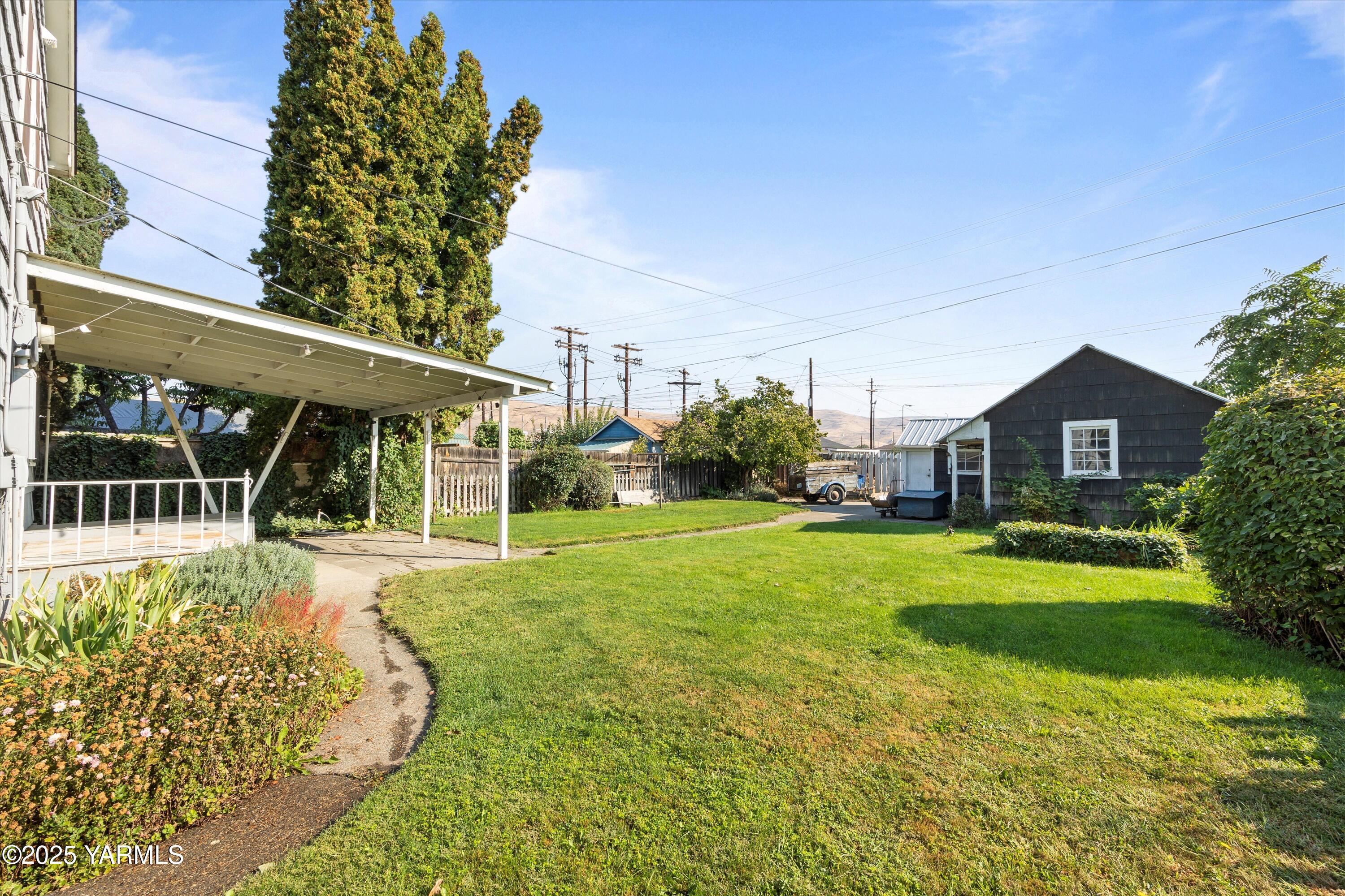 305 South 9th Street Yakima, WA 98901 - Photo 38 of 43 a front view of a house with garden