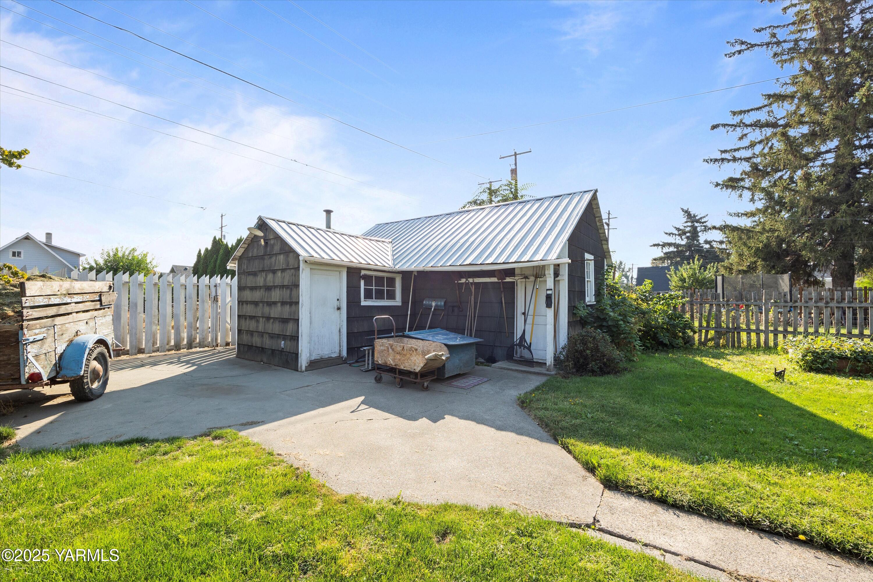 305 South 9th Street Yakima, WA 98901 - Photo 39 of 43 a view of a house with backyard and sitting area
