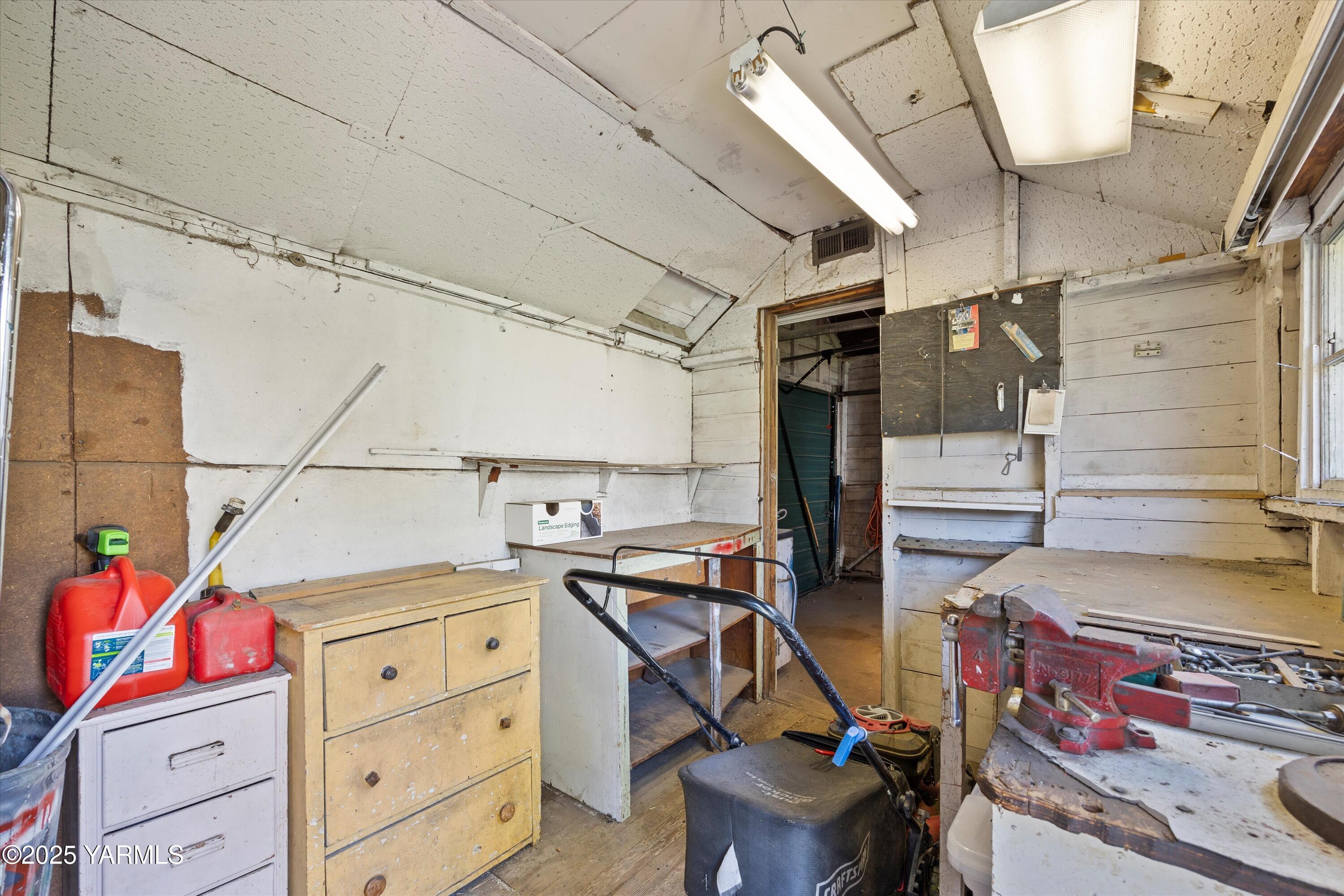 305 South 9th Street Yakima, WA 98901 - Photo 40 of 43 a utility room with dryer and washer